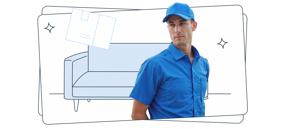 Mężczyzna w niebieskim stroju kuriera i czapce stoi na pierwszym planie, patrząc w bok; w tle widoczna jest prosta ilustracja sofy oraz grafika paczki i dekoracyjne elementy.