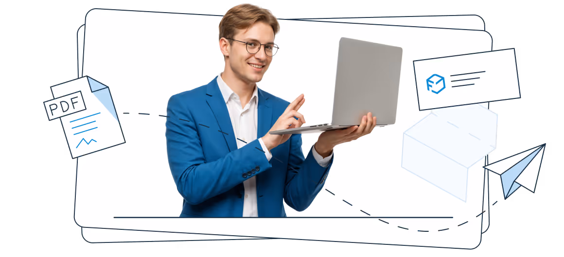 Mężczyzna w niebieskiej marynarce i okularach trzyma laptop i wskazuje na jego ekran; wokół widoczne są graficzne elementy, w tym dokument PDF, paczka, koperta oraz papierowy samolot.