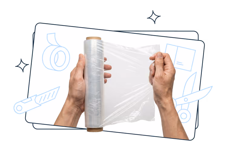 Dwie dłonie rozciągają przezroczystą folię stretch z rolki, a w tle widoczne są ilustracje narzędzi do pakowania, takich jak taśma i nóż.