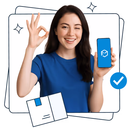 Uśmiechnięta kobieta mruga okiem, pokazuje gest OK i trzyma smartfon z ikoną paczki; obok widoczna grafika przesyłki oraz symbol potwierdzenia na tle nakładających się kart.