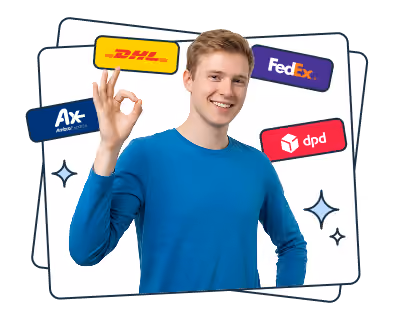 Uśmiechnięty młody mężczyzna w niebieskiej bluzce pokazujący gest okej, otoczony logami firm kurierskich: DHL, FedEx, DPD i AmbroExpress.