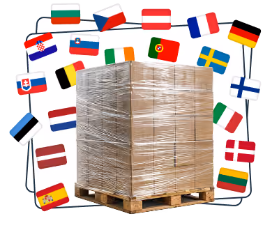 Międzynarodowe przesyłki paletowe w Europie – zapakowana paleta na tle flag państw Unii Europejskiej.