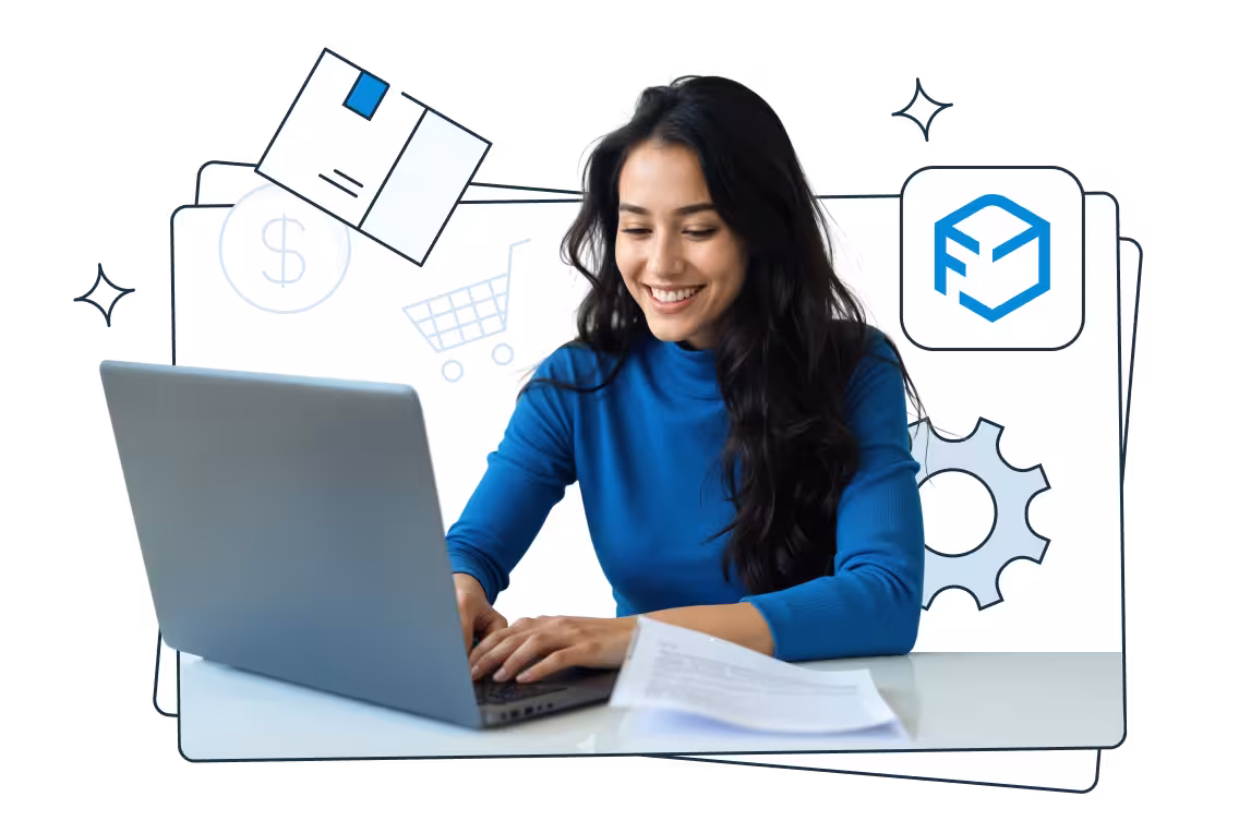 Uśmiechnięta kobieta w niebieskim golfie pracuje na laptopie przy biurku, otoczona ikonami e-commerce, takimi jak paczka, koszyk, logo Shoper i Furgonetka.