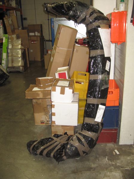 Standardowa paczka o wymiarach 30x30x180 cm.