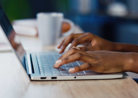 Dłonie osoby korzystającej z laptopa