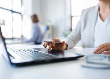 Kobieta przy laptopie