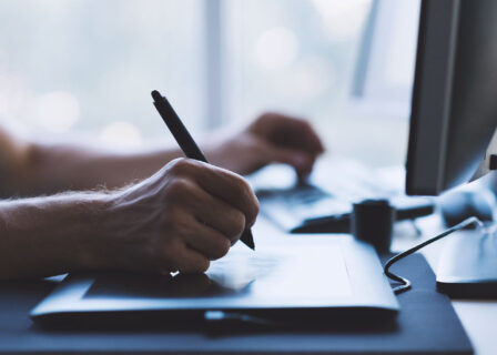 osoba siedząca przy laptopie