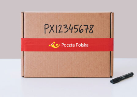 Karton z zapisanym numerem paczki markerem